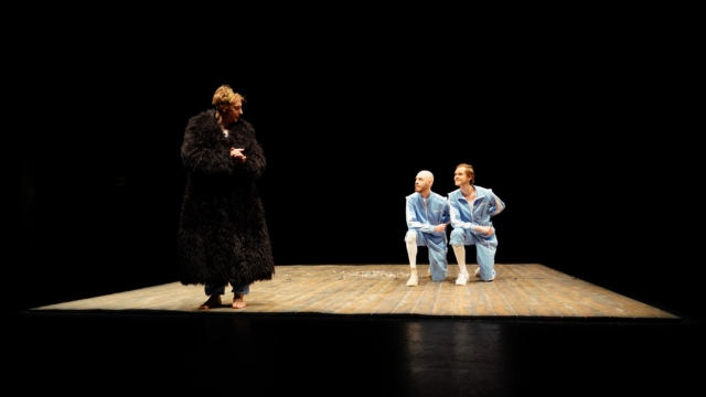 von links: Lasse Lehmann, Lukas Lüdeking, Carl Phillip Benzschawel, in: »Rosenkranz und Güldenstern sind tot« nach Tom Stoppard | Regie Kim Salmon